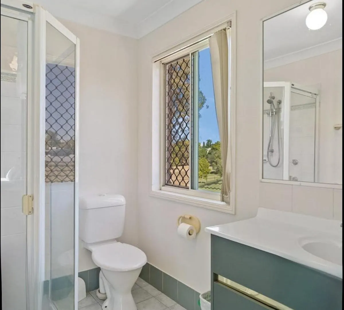 Modern Home - 10 Guests - 5 Bedrooms And Pool Bundamba Holiday home