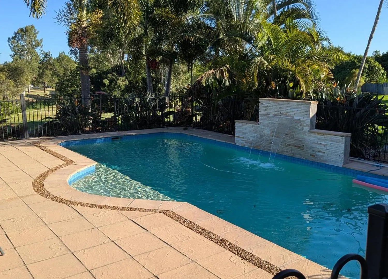 Modern Home - 10 Guests - 5 Bedrooms And Pool Bundamba 0*,