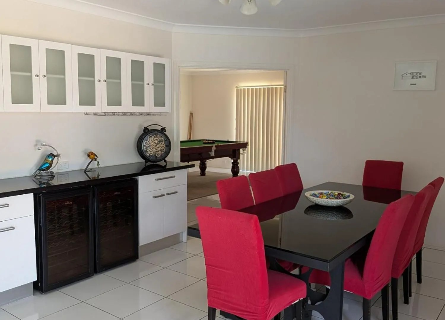 Modern Home - 10 Guests - 5 Bedrooms And Pool Bundamba 0*,  Australia