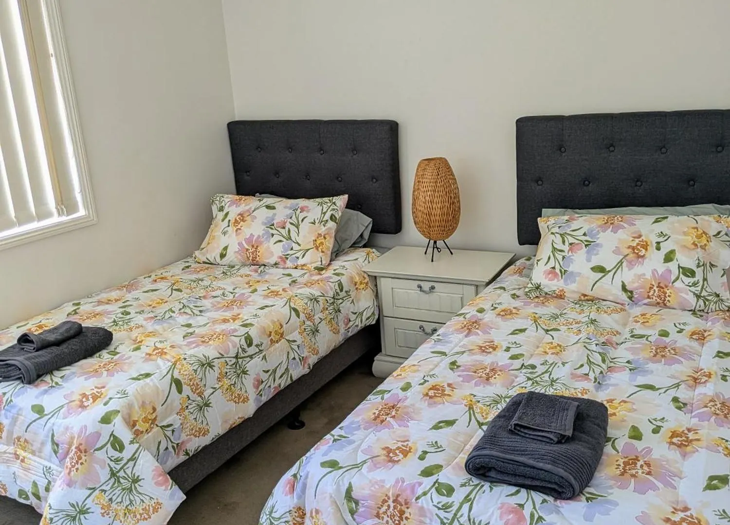 Modern Home - 10 Guests - 5 Bedrooms And Pool Bundamba Holiday home